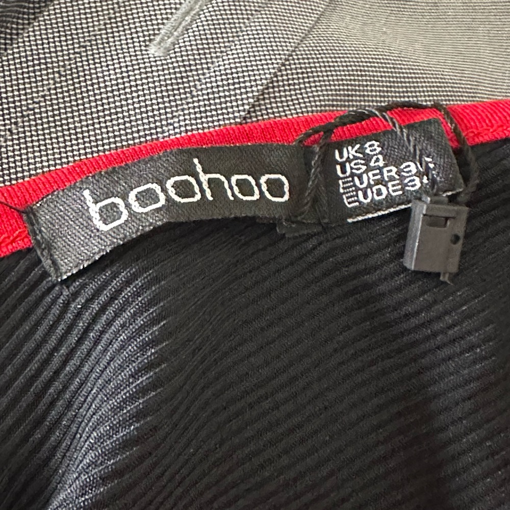 boohoo ‘Mia’ ribbed plunge bodysuit - Picture 4 of 4